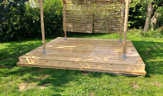Terrasse en bois naturel dans un jardin