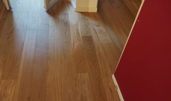 Détail d’un sol en bois avec finitions artisanales