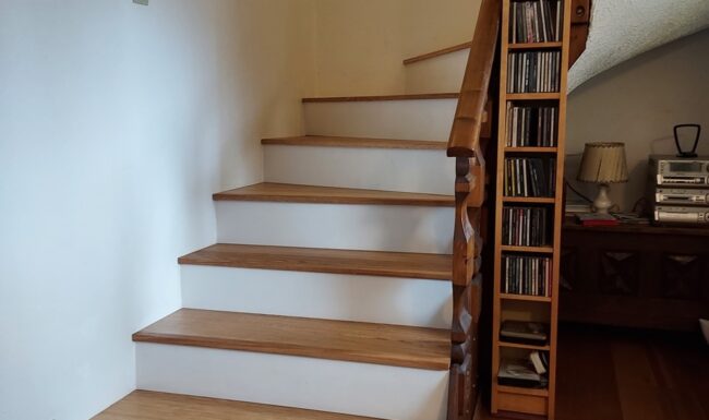 Escalier moderne en parquet avec finitions soignées