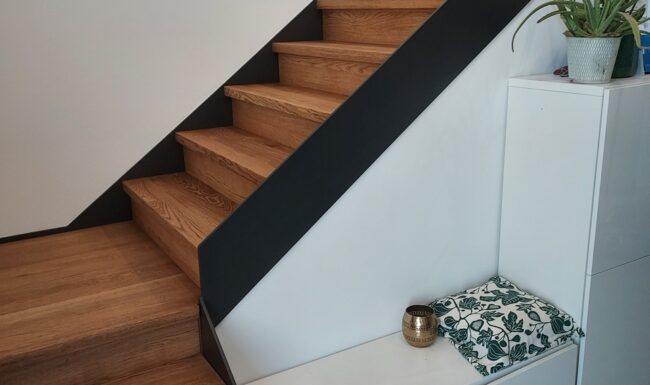 Escalier moderne en parquet avec finitions soignées