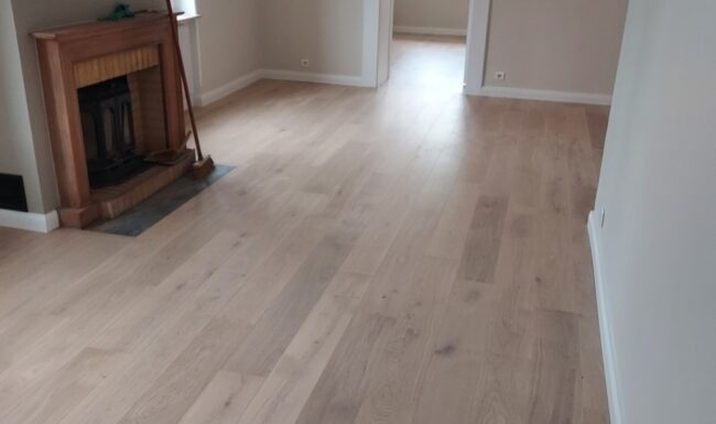 Parquet neuf apportant élégance et confort à un espace de vie