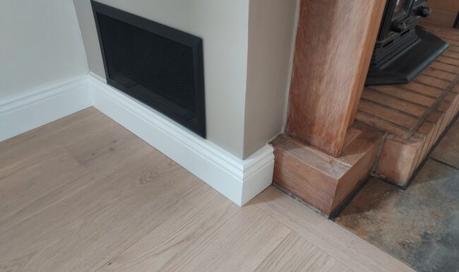 Détail d’un sol en bois avec finitions artisanales